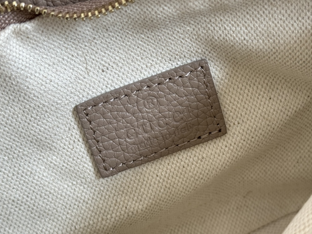 Bagsaaa Gvc*1 GG Emblem S*per mini bag 815278 taupe - 23 x 12 x 2 cm
