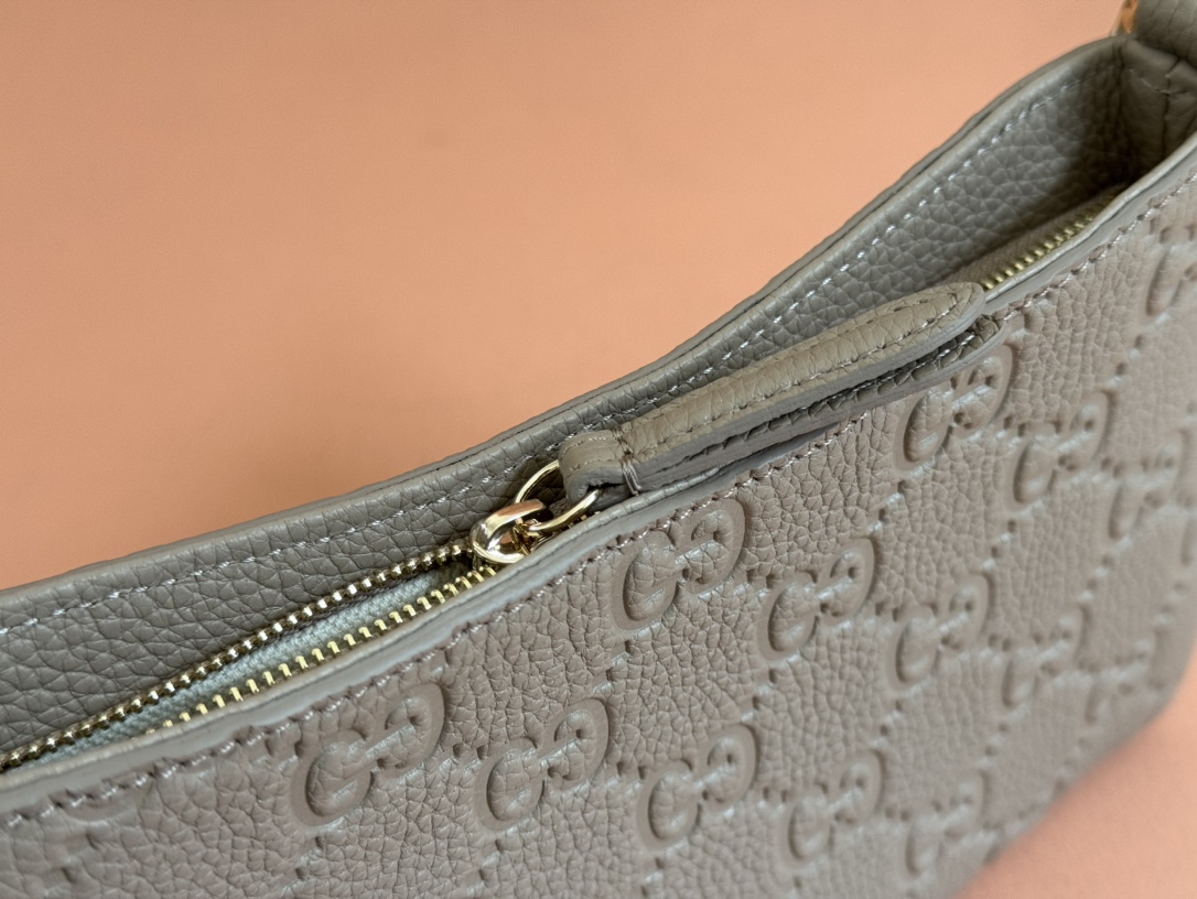 Bagsaaa Gvc*1 GG Emblem S*per mini bag 815278 taupe - 23 x 12 x 2 cm
