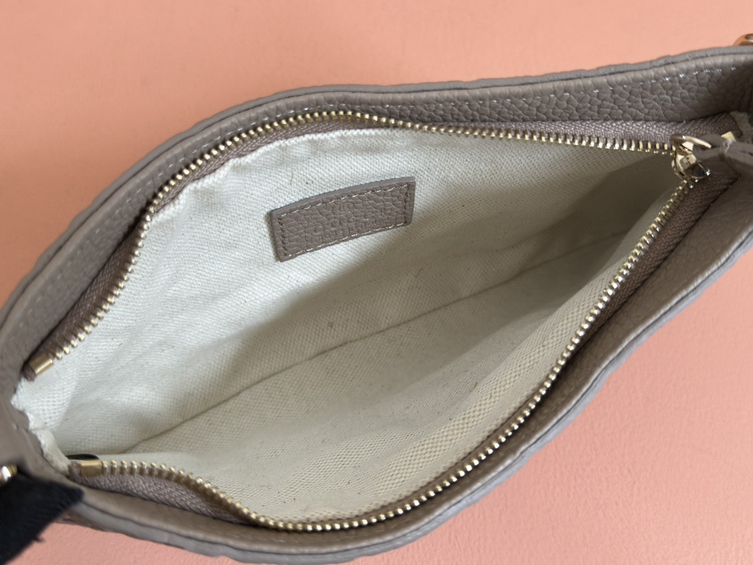 Bagsaaa Gvc*1 GG Emblem S*per mini bag 815278 taupe - 23 x 12 x 2 cm