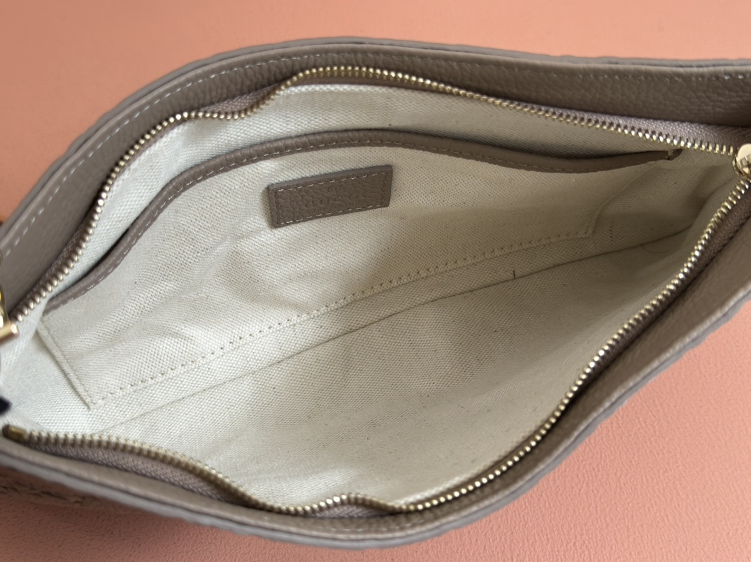 Bagsaaa Gvc*1 GG Emblem medium shoulder bag 815277 taupe - 29.5cm