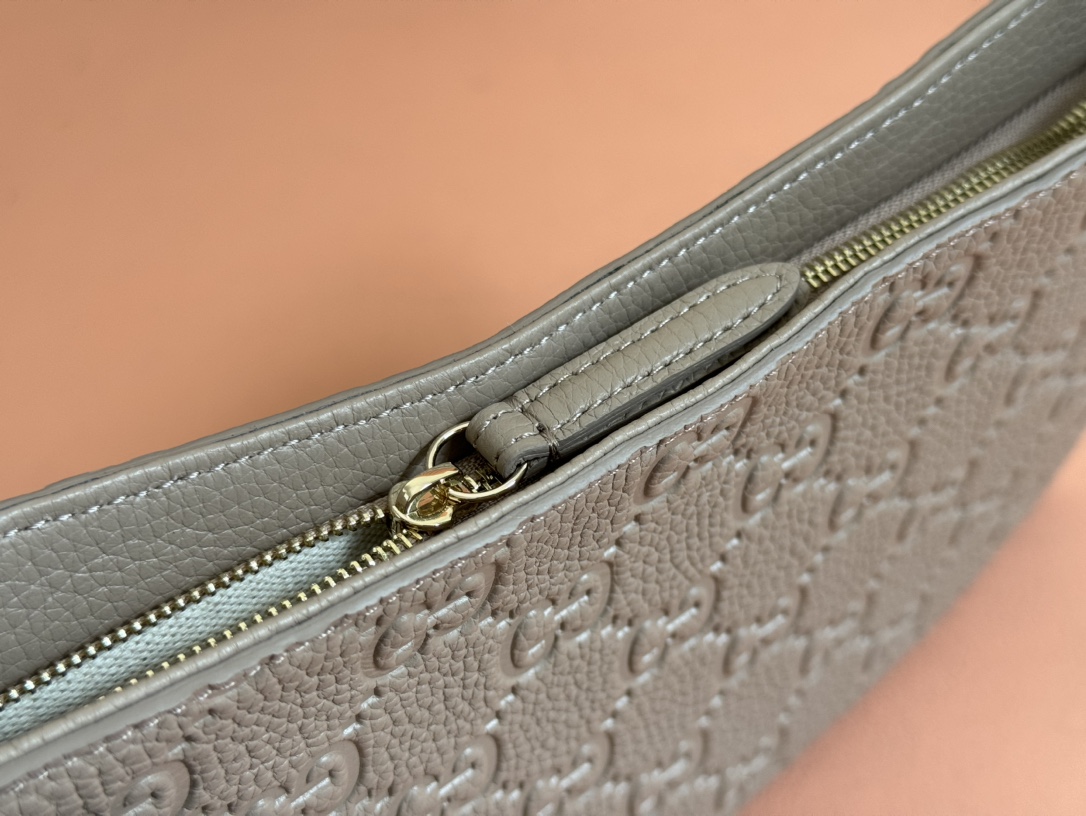 Bagsaaa Gvc*1 GG Emblem medium shoulder bag 815277 taupe - 29.5cm