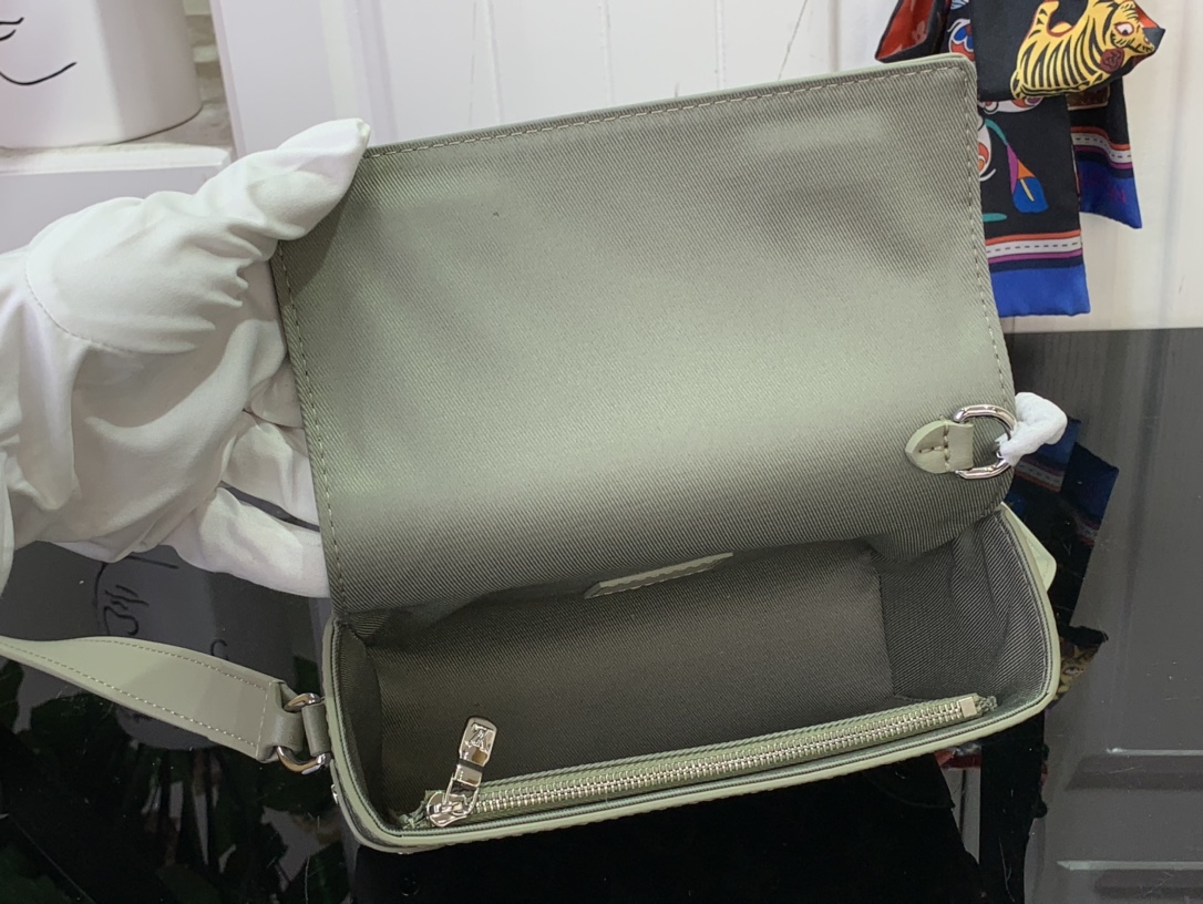 Bagsaaa L0vis Vvtt0n M11543 Steamer Bag Khaki Green - 18 x 11 x 6.5 cm