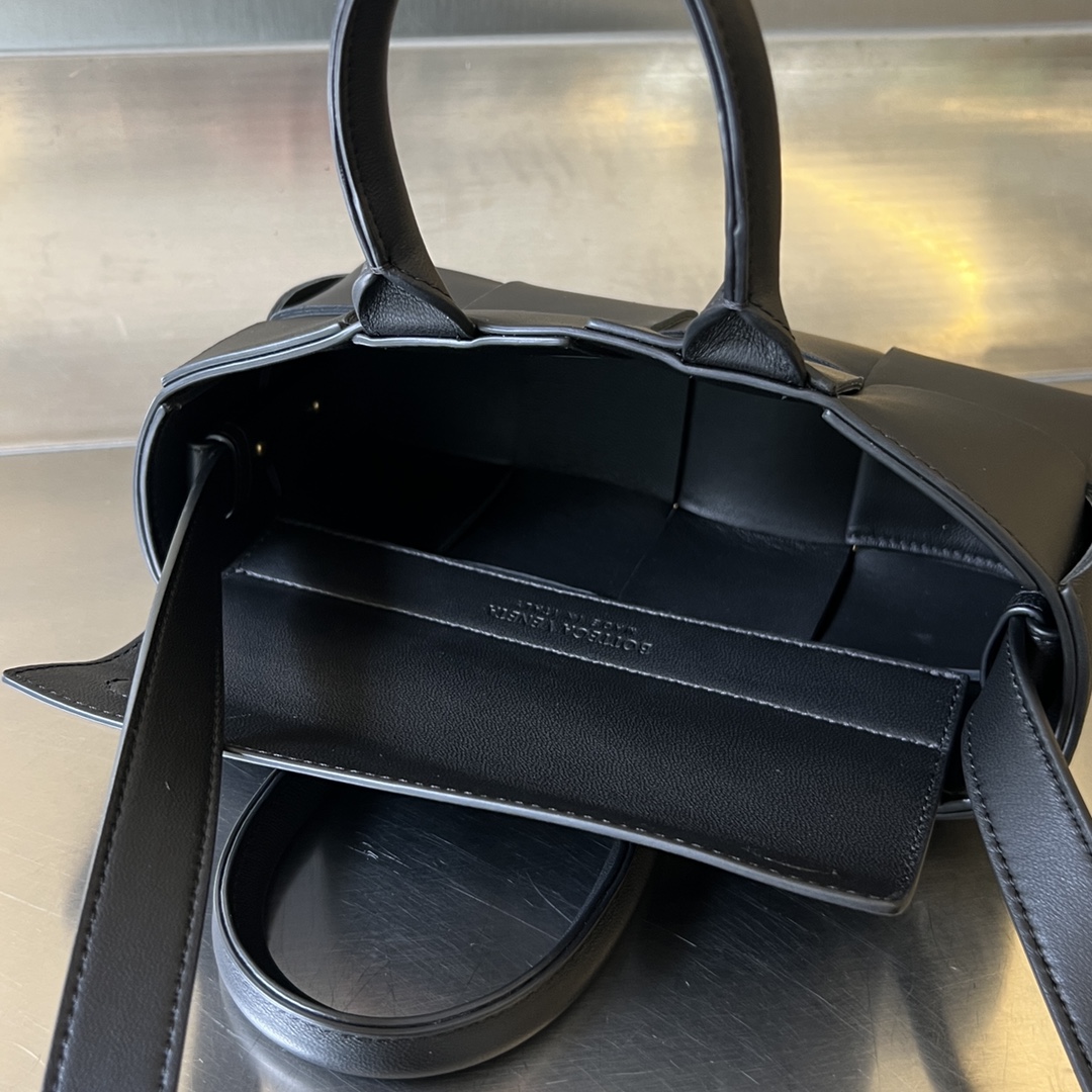 Bagsaaa B0tt*ga Ven*ta East-West Arco Tote 776778 Black - 22cm