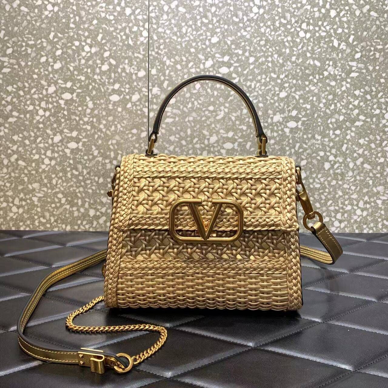 Va1e*ntin0 Garavani Small VSling Bag 22cm