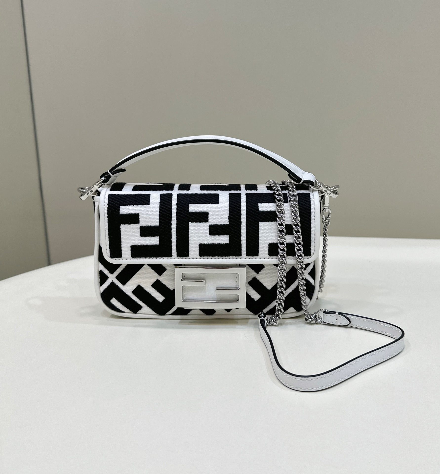 Bagsaaa F**di by Marc Jacobs Baguette Mini White and Black Canvas Bag with FF Embroidery - 19.5cm