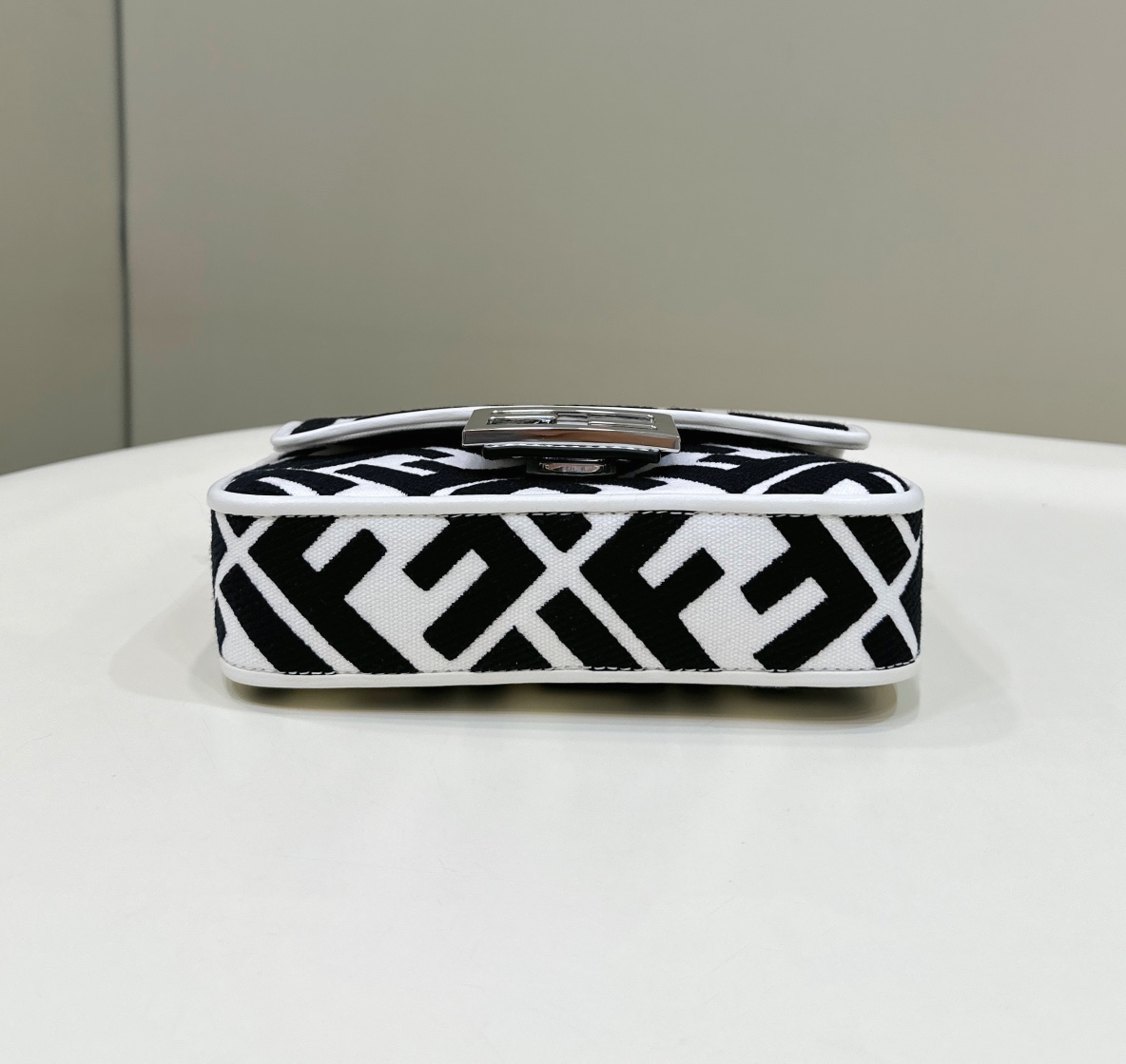 Bagsaaa F**di by Marc Jacobs Baguette Mini White and Black Canvas Bag with FF Embroidery - 19.5cm