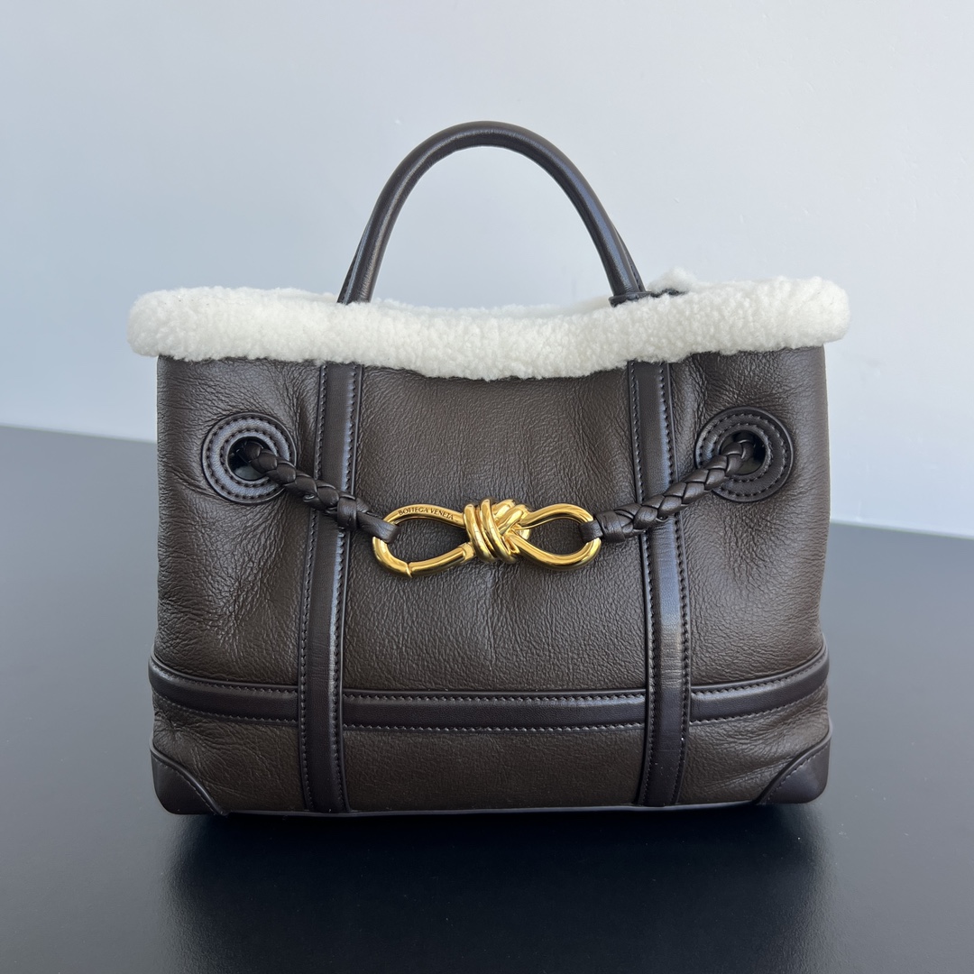 Bagsaaa B0tt*ga Ven*ta Small Andiamo Merinos Aviator Bag In Brown - 25cm