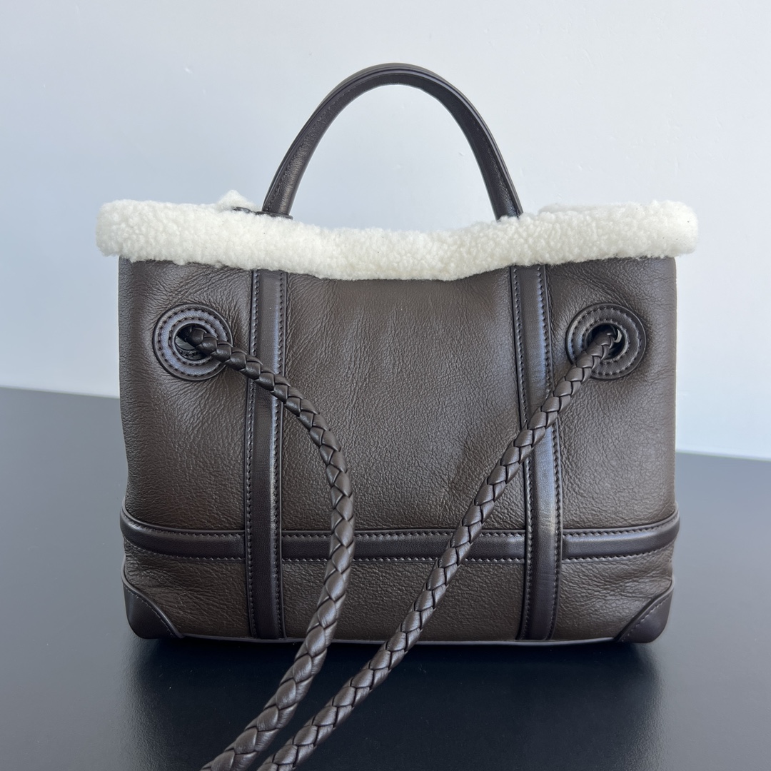 Bagsaaa B0tt*ga Ven*ta Small Andiamo Merinos Aviator Bag In Brown - 25cm
