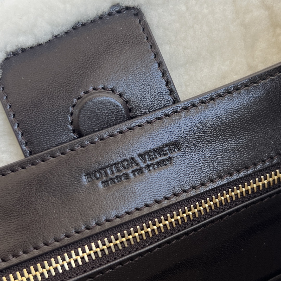 Bagsaaa B0tt*ga Ven*ta Small Andiamo Merinos Aviator Bag In Brown - 25cm