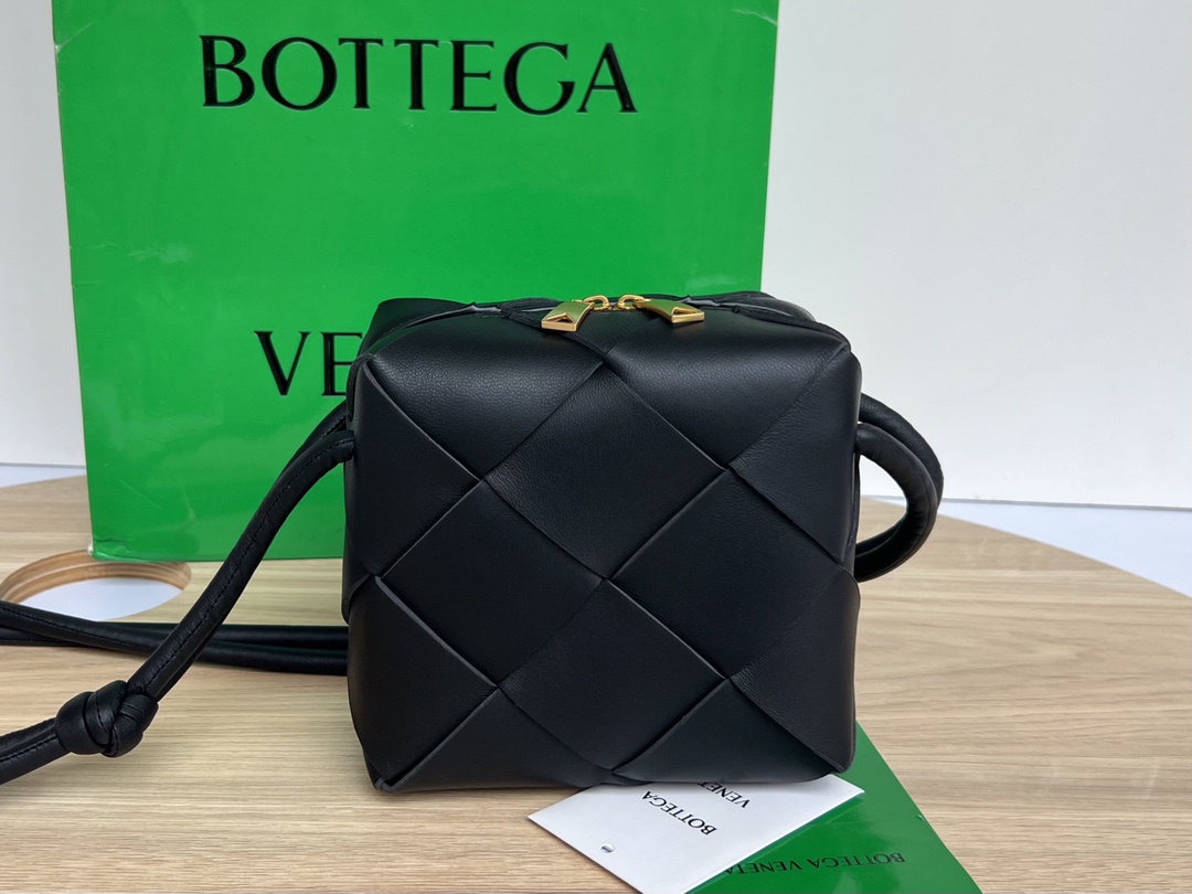 Bagsaaa B0tt*ga Ven*ta Mini Cassette Camera Bag 701915 Black - 15cm