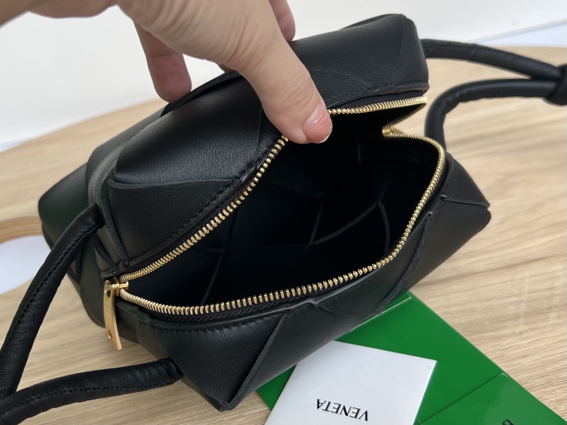 Bagsaaa B0tt*ga Ven*ta Mini Cassette Camera Bag 701915 Black - 15cm