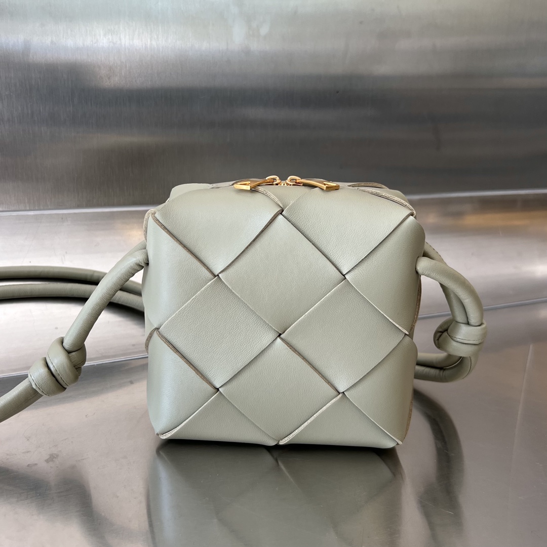 Bagsaaa B0tt*ga Ven*ta Mini Cassette Camera Bag 701915 Light Green - 15cm