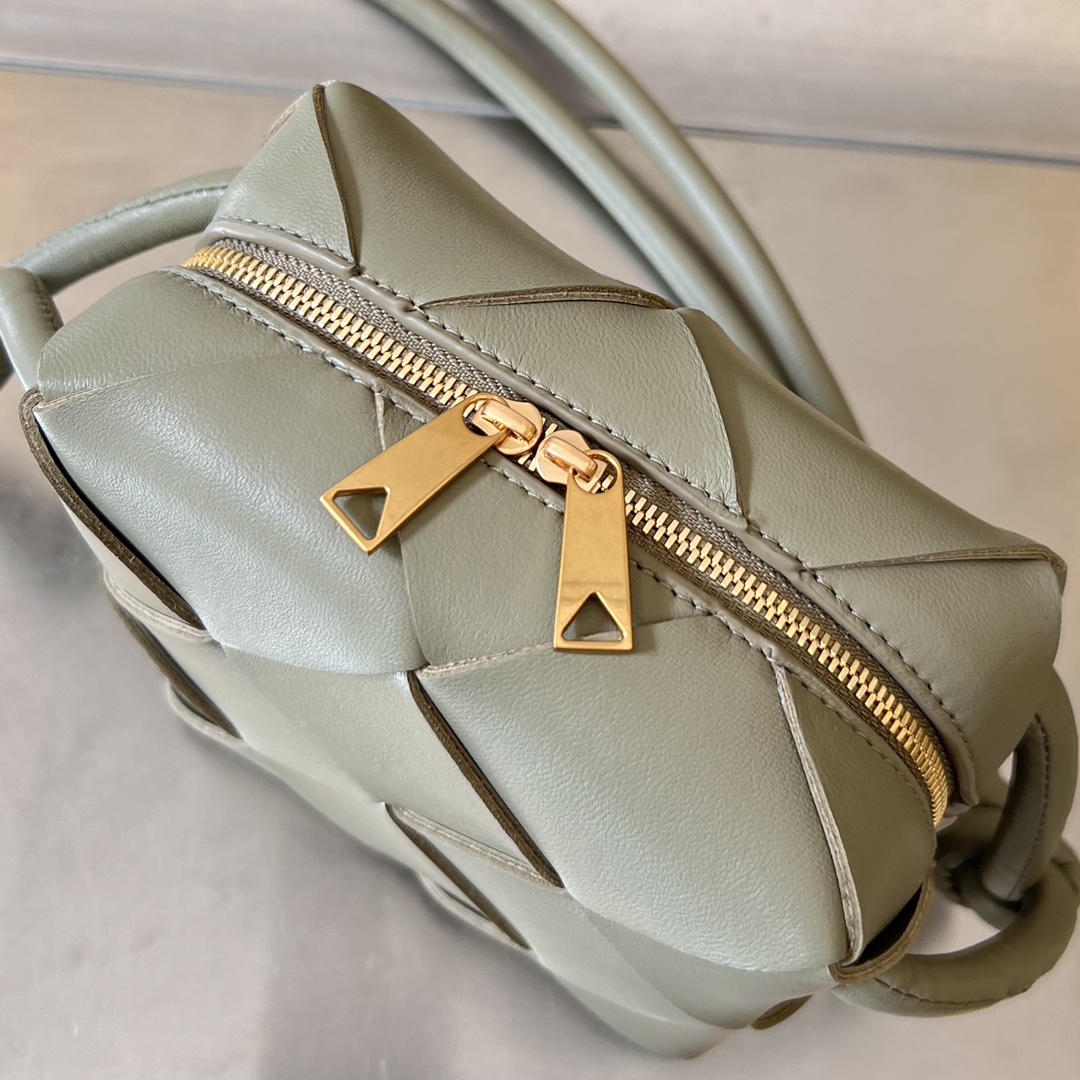 Bagsaaa B0tt*ga Ven*ta Mini Cassette Camera Bag 701915 Light Green - 15cm