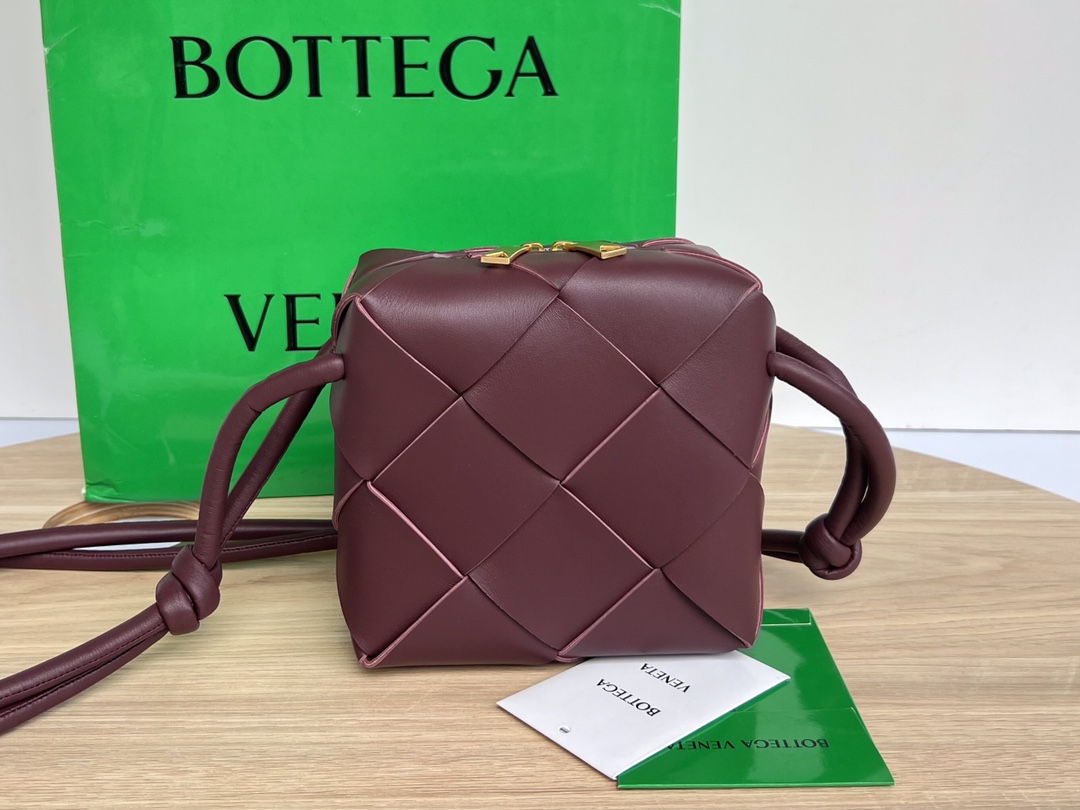 Bagsaaa B0tt*ga Ven*ta Mini Cassette Camera Bag 701915 Burgundy - 15cm