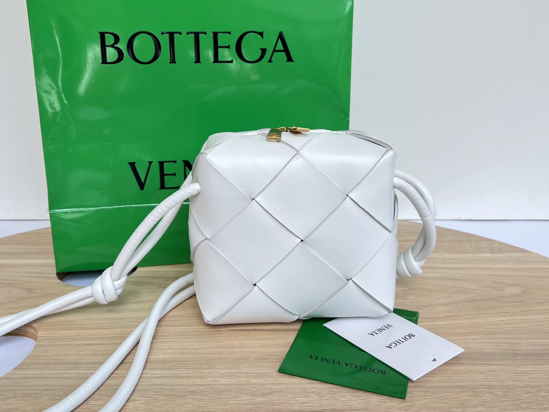 Bagsaaa B0tt*ga Ven*ta Mini Cassette Camera Bag 701915 White - 15cm