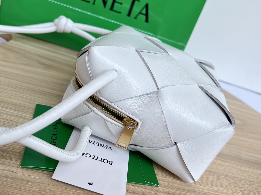 Bagsaaa B0tt*ga Ven*ta Mini Cassette Camera Bag 701915 White - 15cm