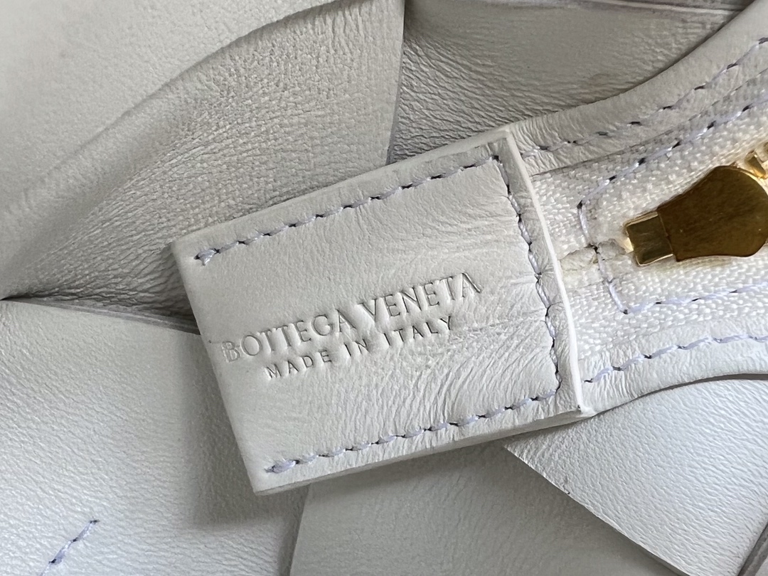 Bagsaaa B0tt*ga Ven*ta Mini Cassette Camera Bag 701915 White - 15cm