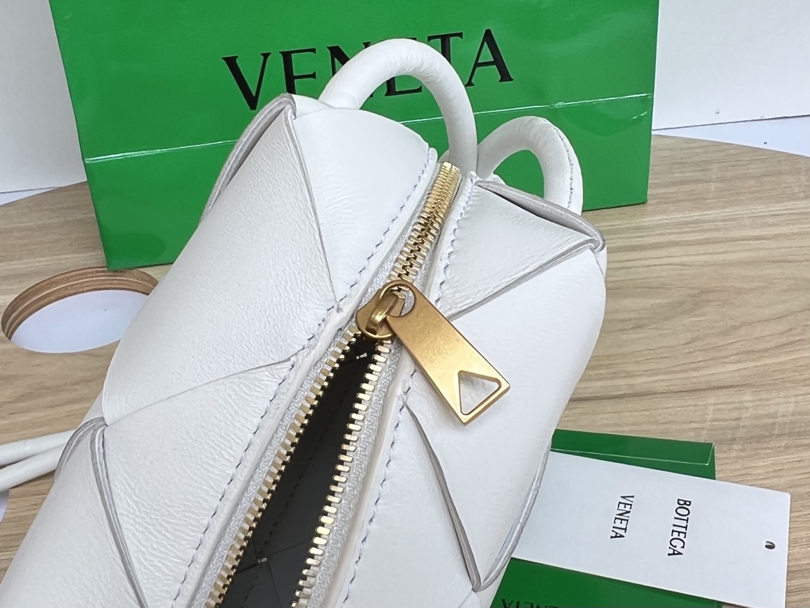 Bagsaaa B0tt*ga Ven*ta Mini Cassette Camera Bag 701915 White - 15cm