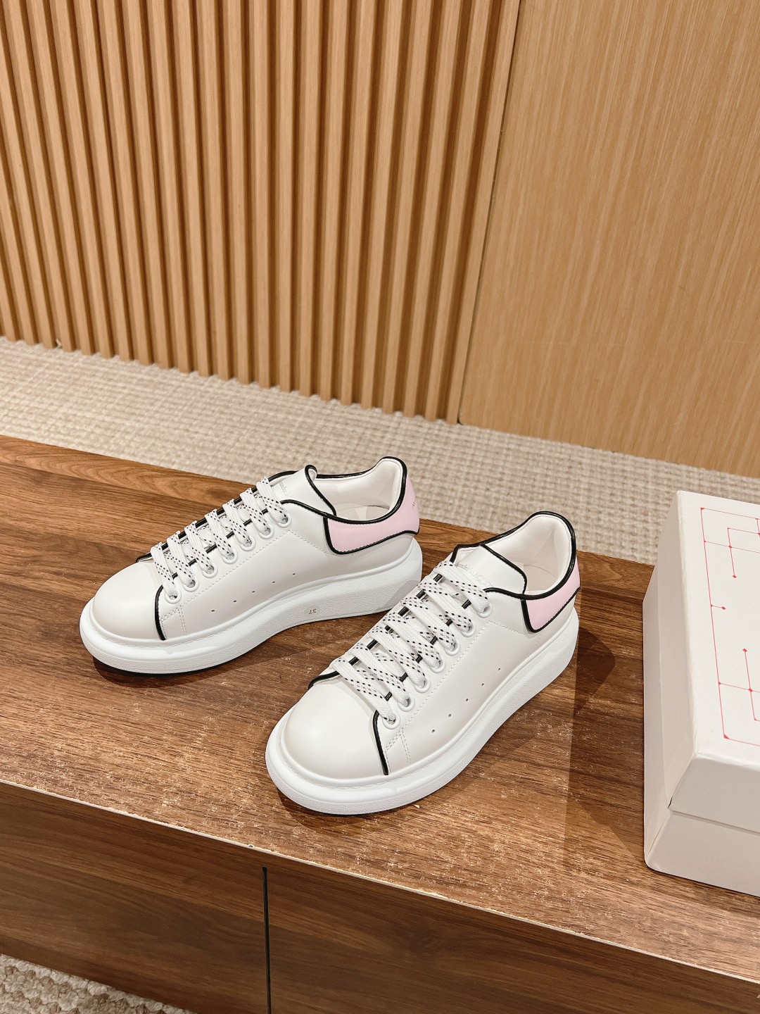 Bagsaaa A1exa*der Mcqv*en Oversized Leather Sneakers White Pink