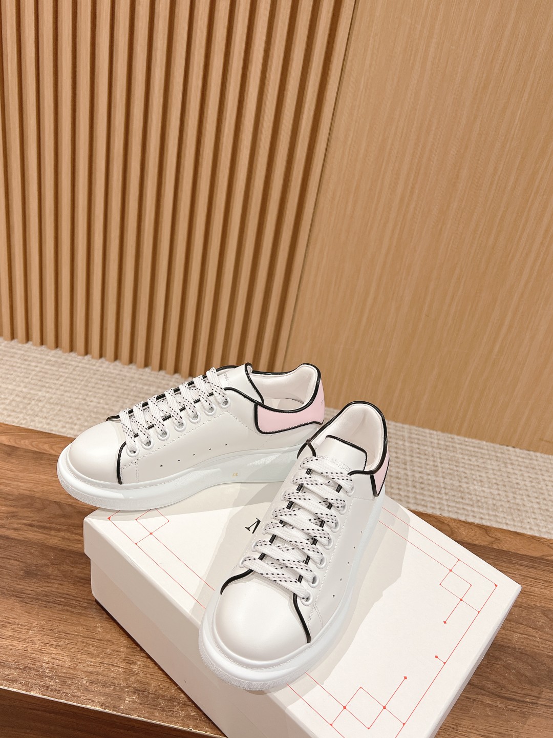 Bagsaaa A1exa*der Mcqv*en Oversized Leather Sneakers White Pink