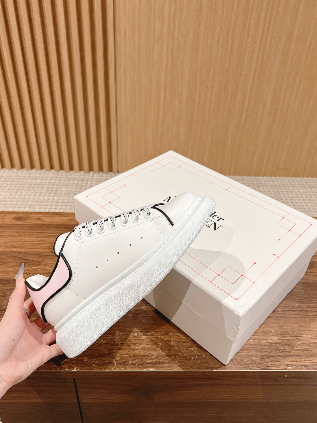 Bagsaaa A1exa*der Mcqv*en Oversized Leather Sneakers White Pink