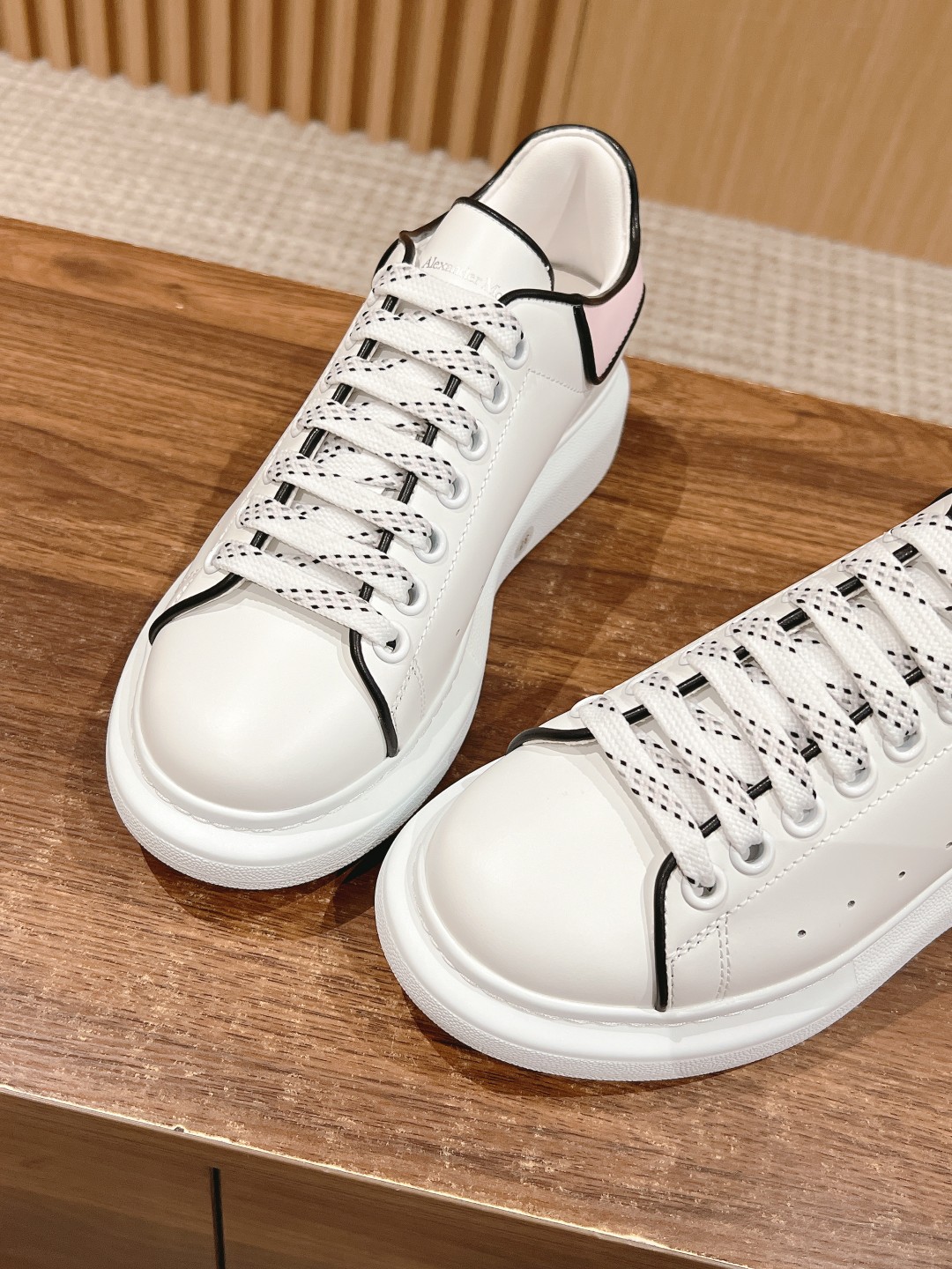 Bagsaaa A1exa*der Mcqv*en Oversized Leather Sneakers White Pink