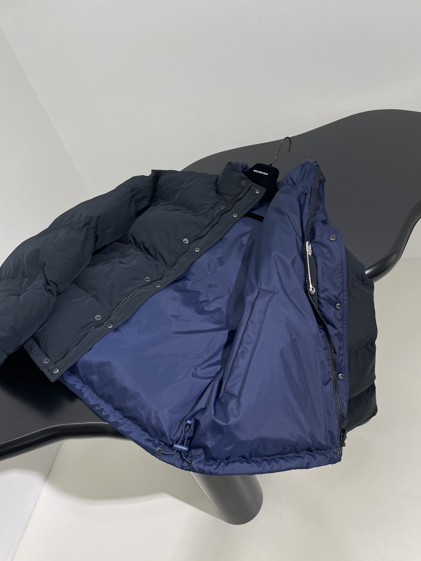 Bagsaaa Ba1en*iaga Loop Sport Icon Reversible Puffer in Black/blue
