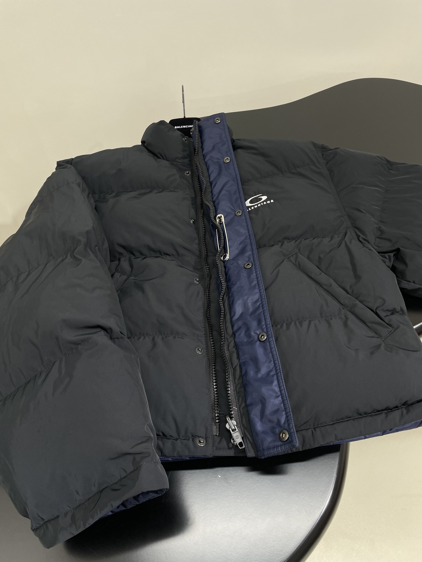 Bagsaaa Ba1en*iaga Loop Sport Icon Reversible Puffer in Black/blue