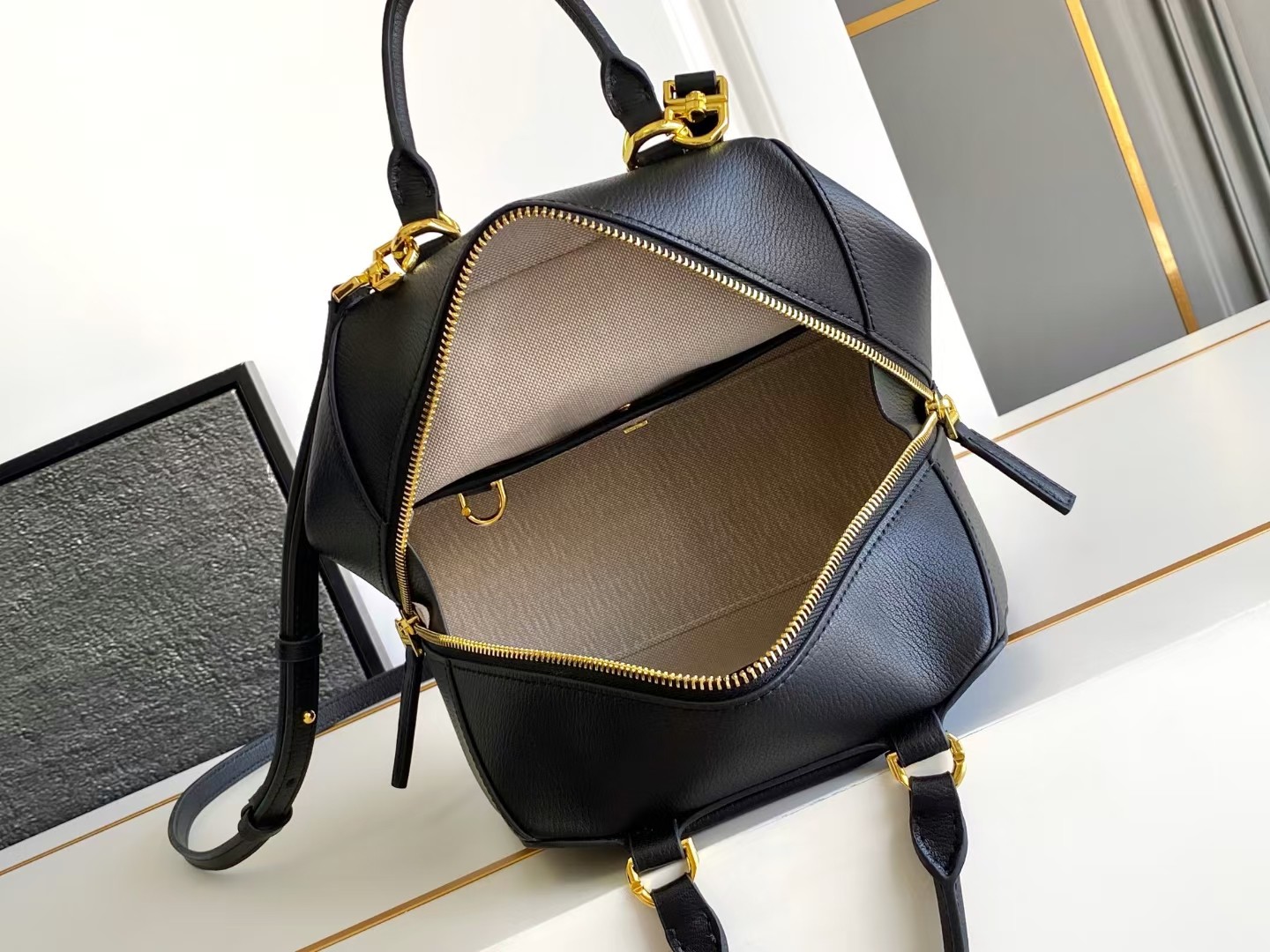 Bagsaaa Givenchy Mini Antigona Cube bag in leather black - 22cm