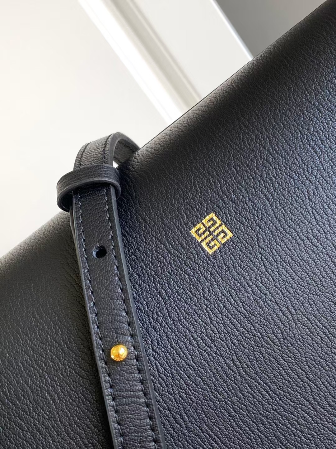 Bagsaaa Givenchy Mini Antigona Cube bag in leather black - 22cm
