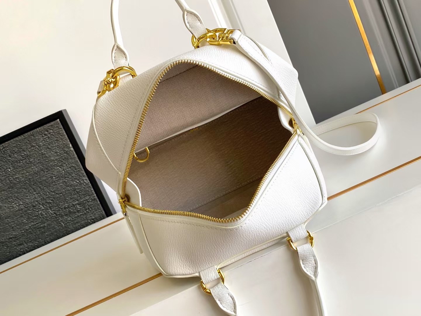 Bagsaaa Givenchy Mini Antigona Cube bag in leather white - 22cm