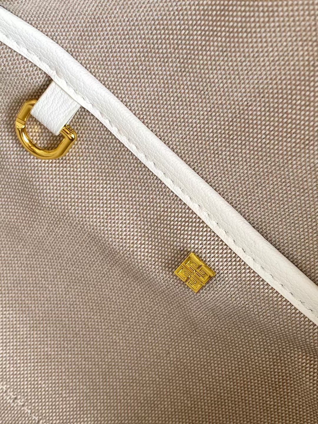 Bagsaaa Givenchy Mini Antigona Cube bag in leather white - 22cm