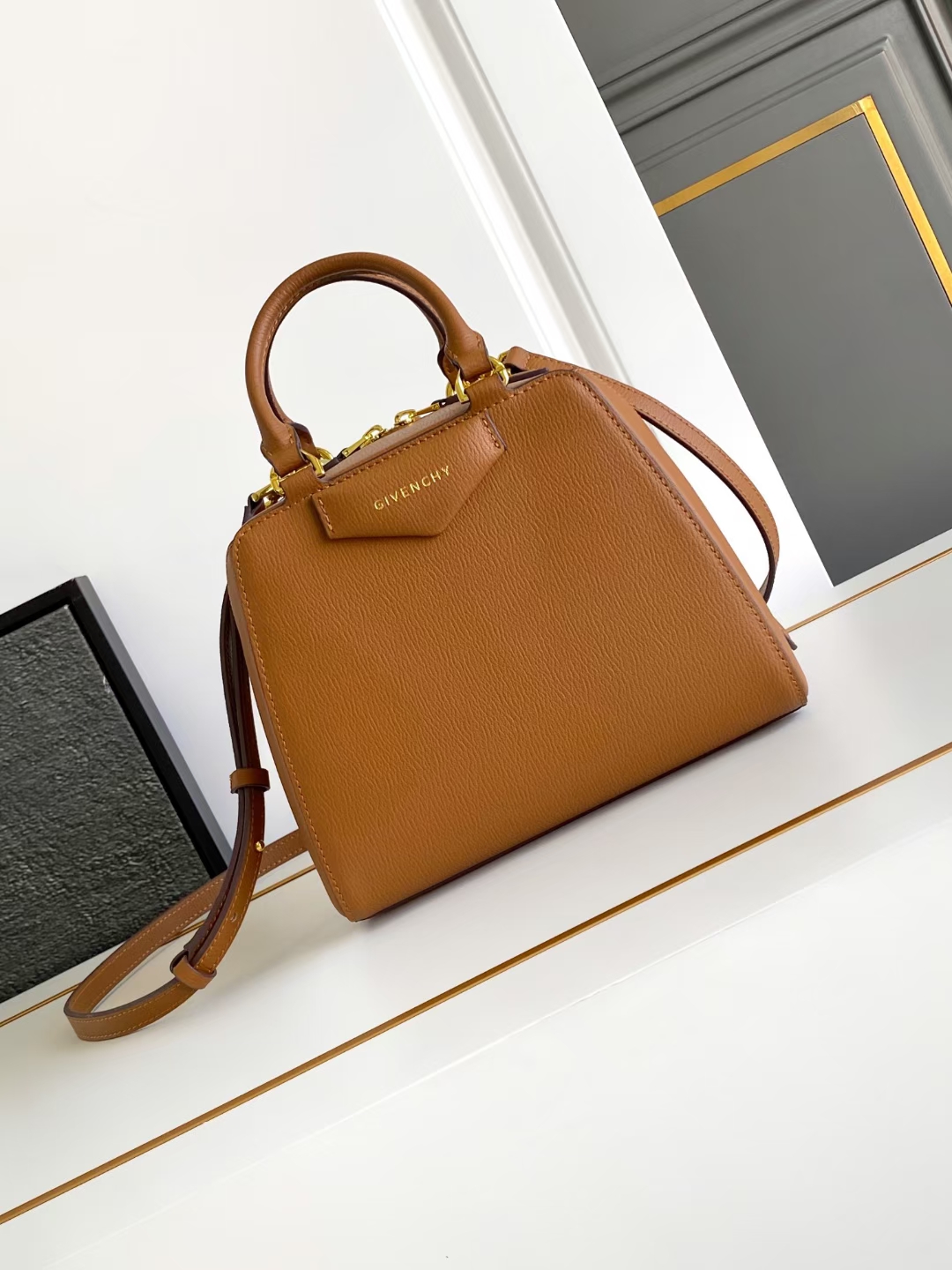 Bagsaaa Givenchy Mini Antigona Cube bag in leather brown - 22cm