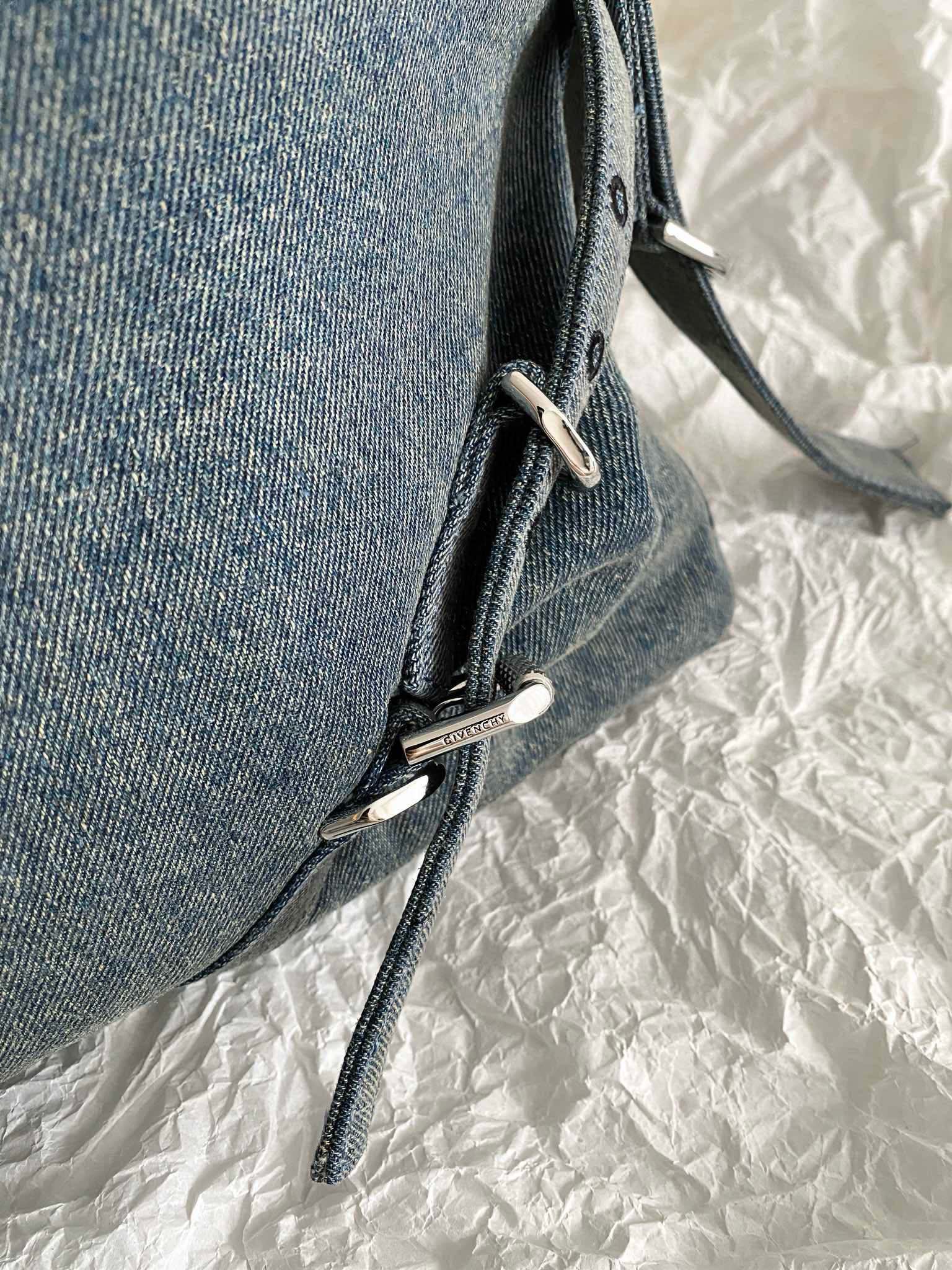 Bagsaaa Givenchy Medium Voyou bag in washed denim - 40cm