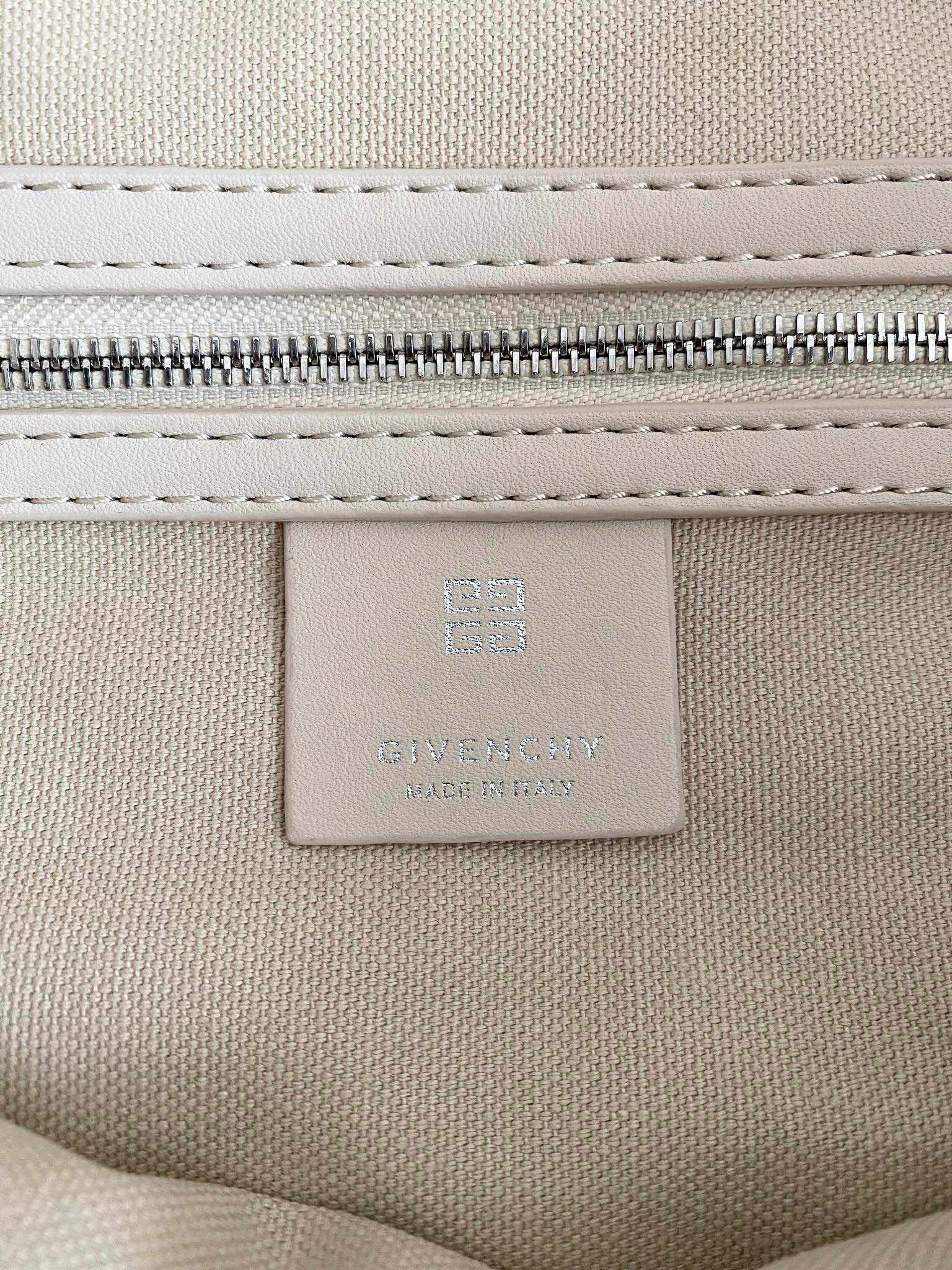 Bagsaaa Givenchy Medium Voyou bag in washed denim - 40cm