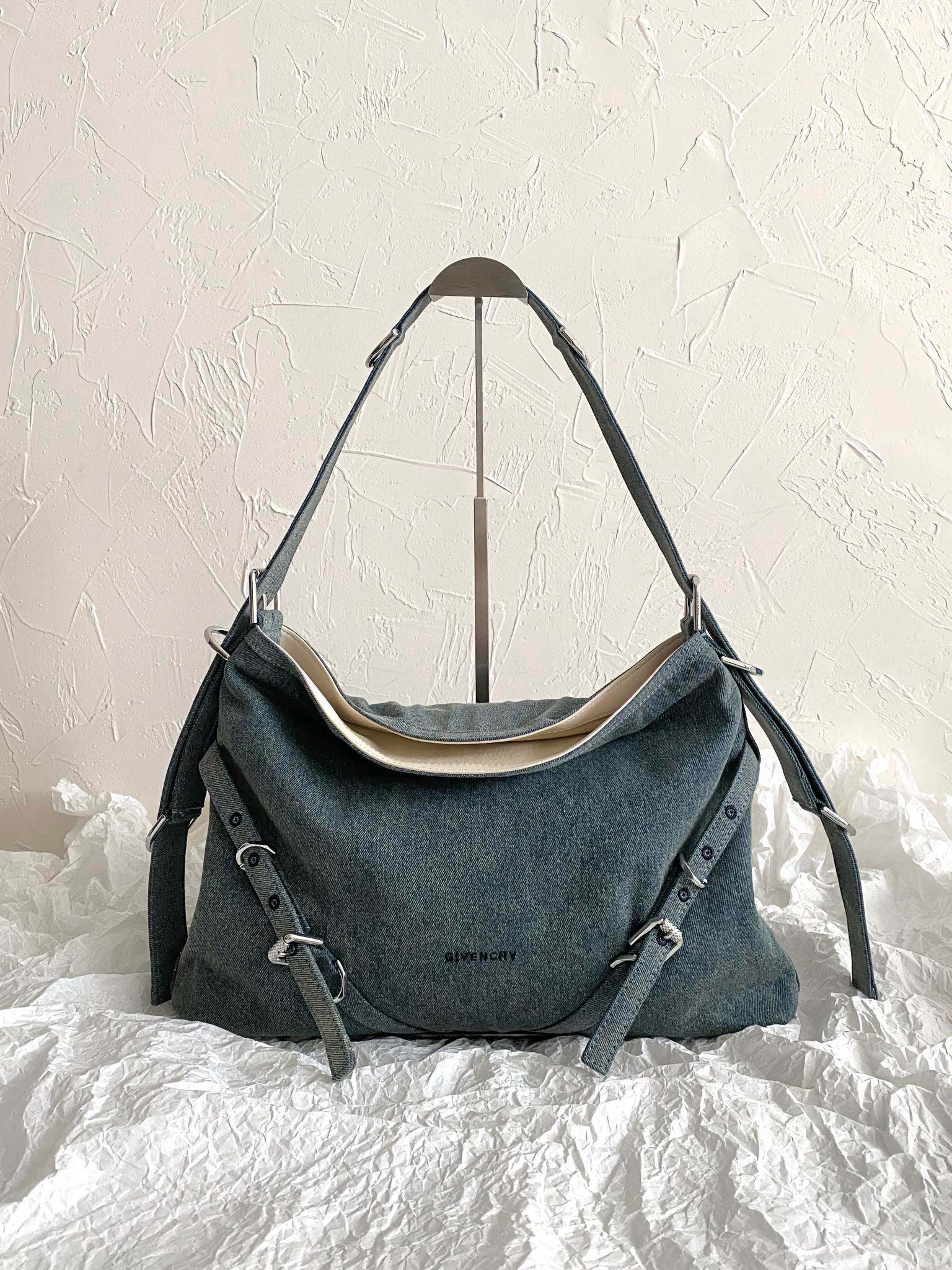 Bagsaaa Givenchy Medium Voyou bag in washed denim - 40cm