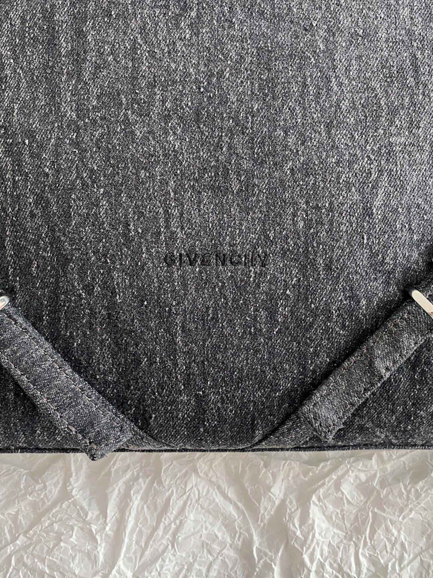 Bagsaaa Givenchy Medium Voyou bag in denim black - 40cm
