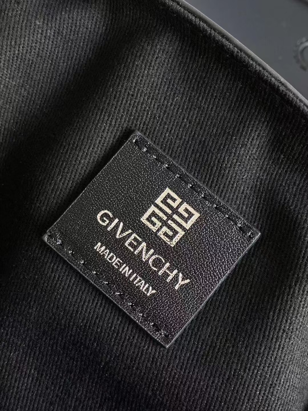Bagsaaa Givenchy Voyou Roller bag in grained leather black - 25cm