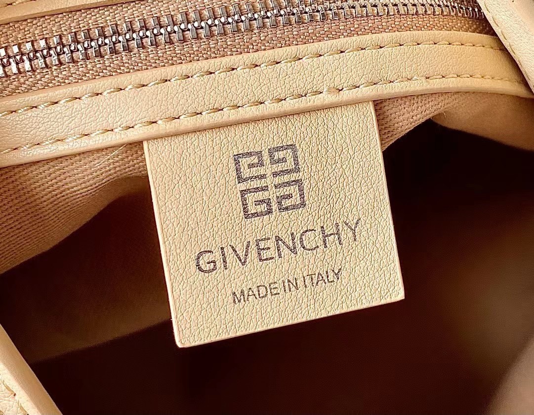 Bagsaaa Givenchy Medium Voyou bag in leather beige - 40cm