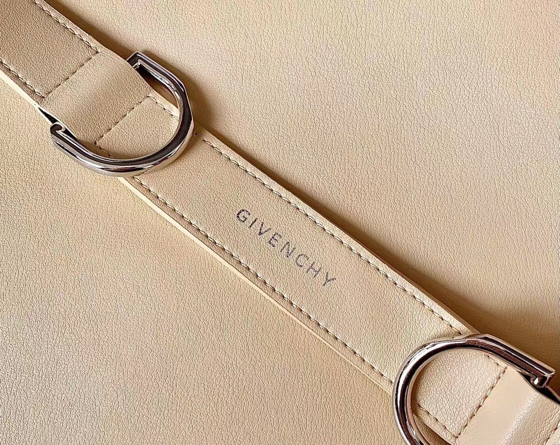 Bagsaaa Givenchy Medium Voyou bag in leather beige - 40cm