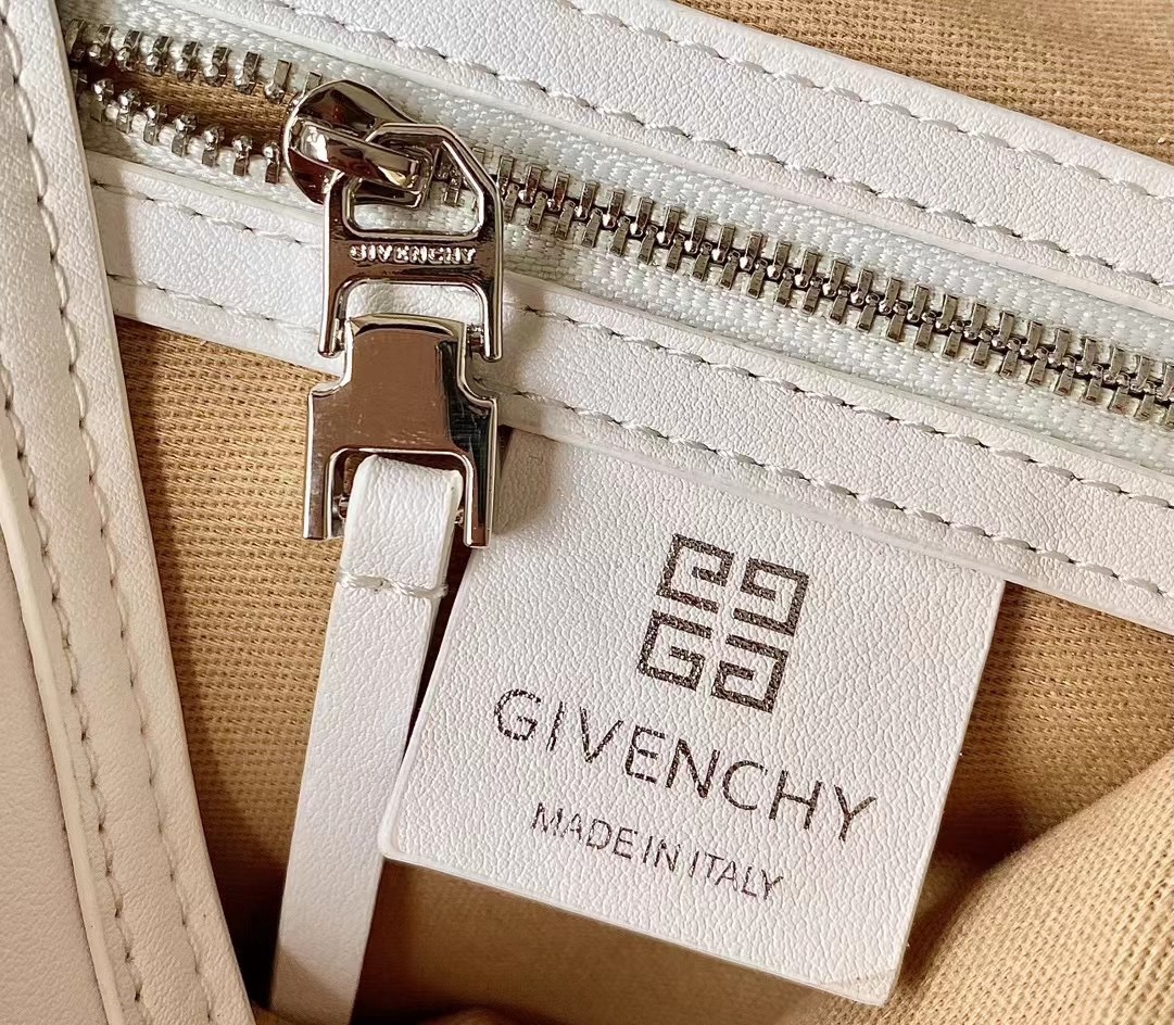Bagsaaa Givenchy Medium Voyou bag in leather ivory - 40cm
