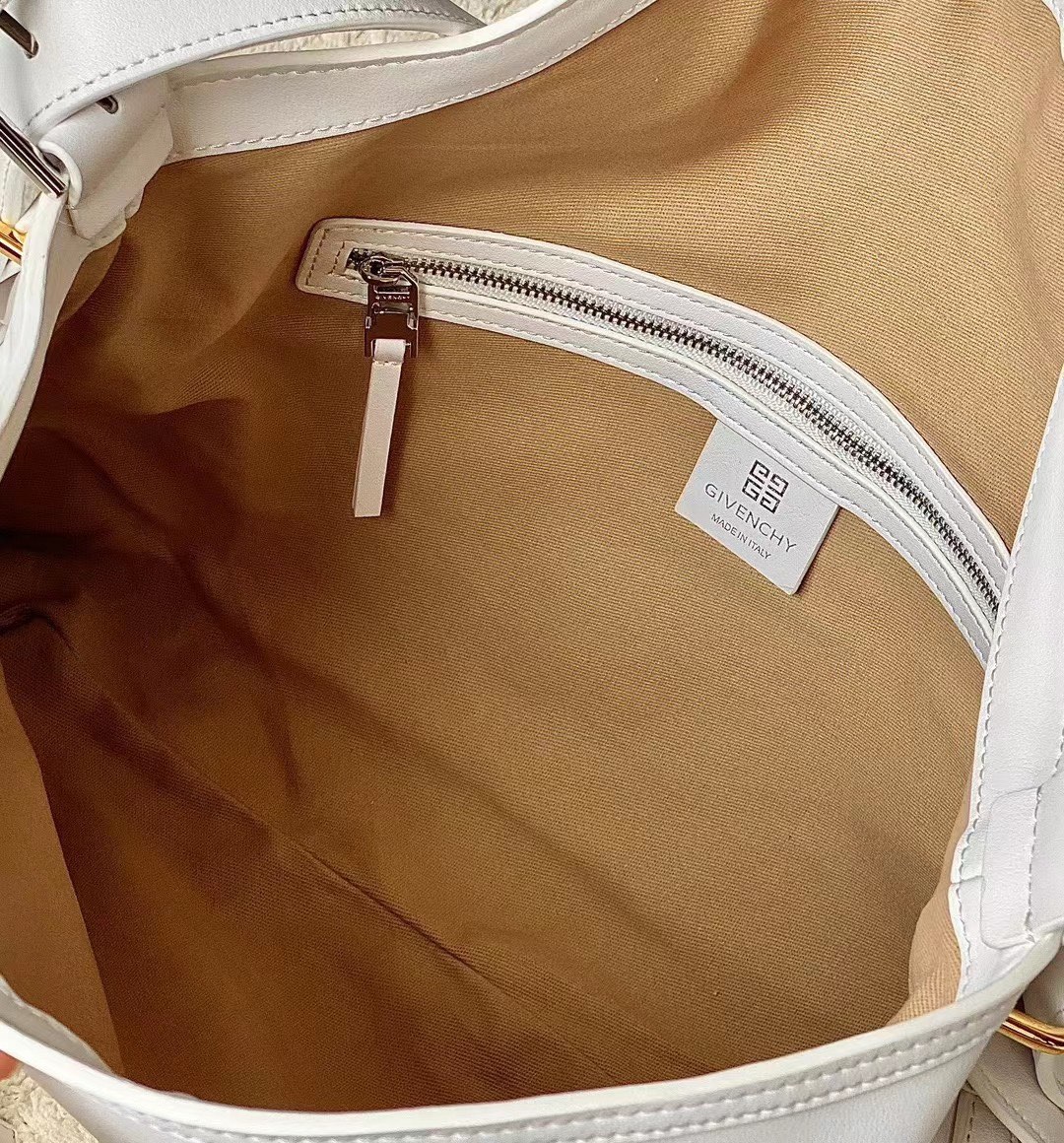 Bagsaaa Givenchy Medium Voyou bag in leather ivory - 40cm