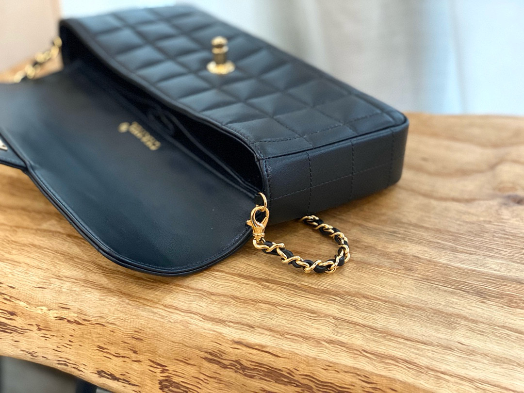 Bagsaaa Ch**el Ch**el East West Chocolate Bar Black - 26cm