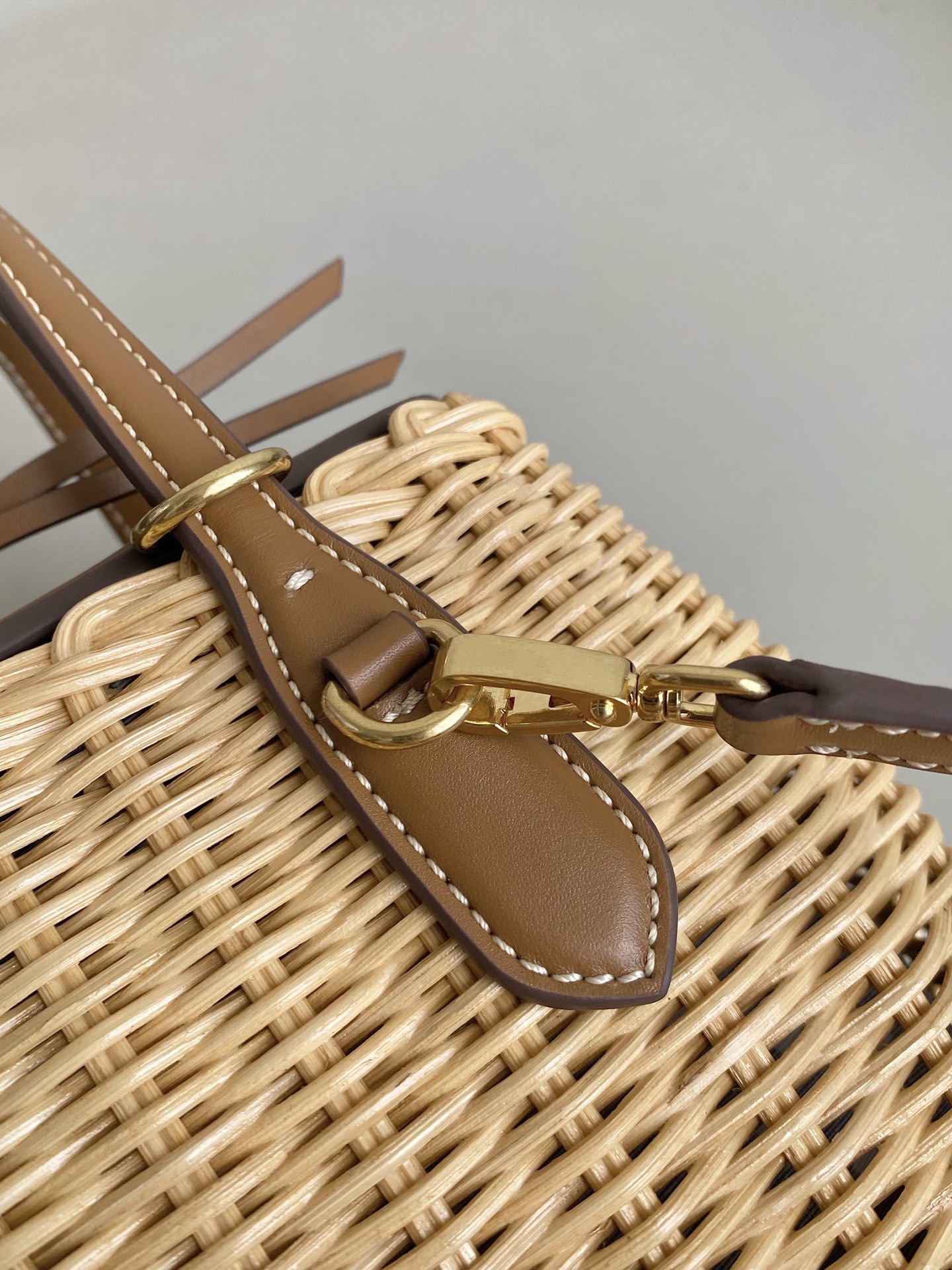 Bagsaaa Miu Miu wicker and leather handbag - 20cm