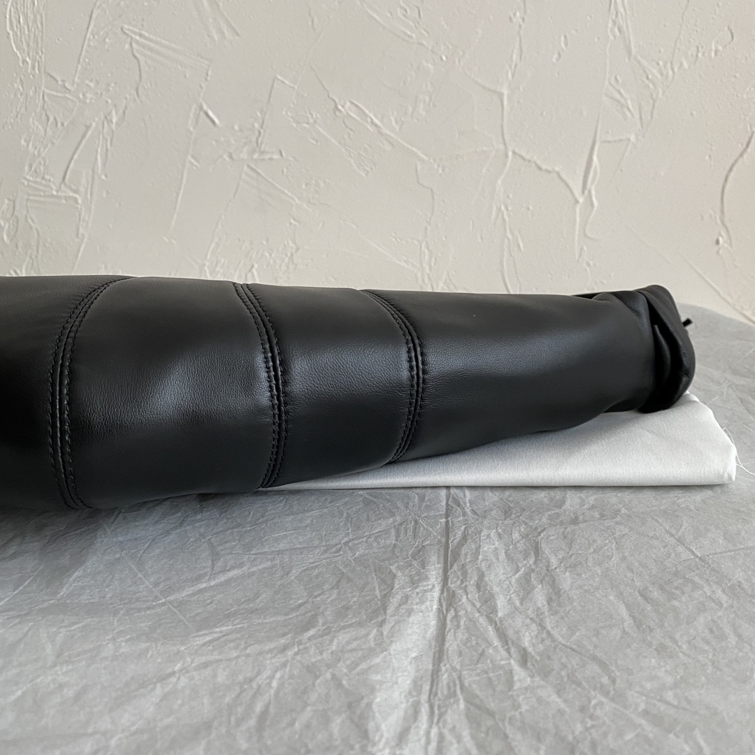 Bagsaaa Lemaire Medium Croissant Bag Soft Grained Leather Black - 47cm