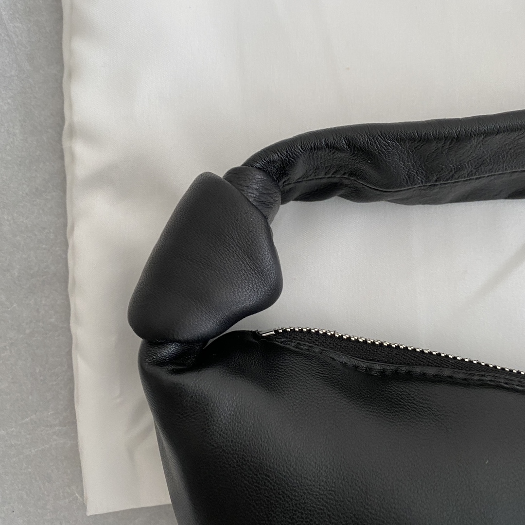 Bagsaaa Lemaire Medium Croissant Bag Soft Grained Leather Black - 47cm