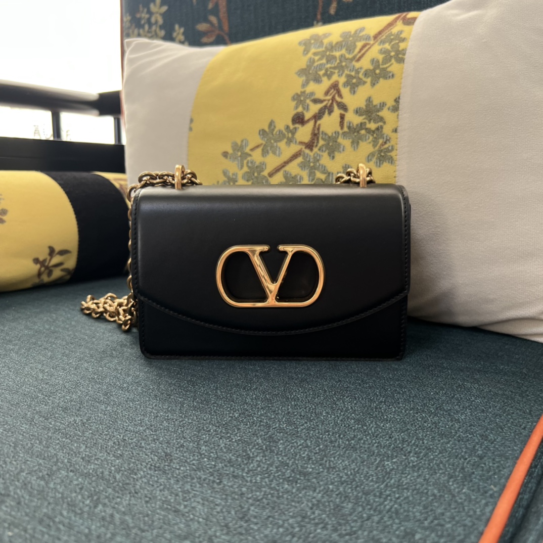Bagsaaa Small Va1e*ntin0 Garavani Vain Shoulder Bag Black - 19.5cm