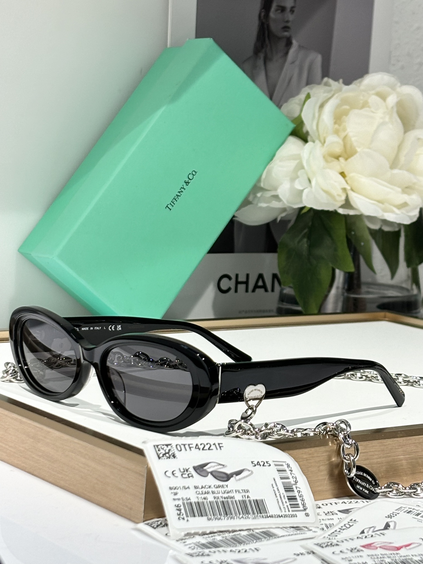 Bagsaaa T*f*ny & Co Sunglasses With Heart Chain
