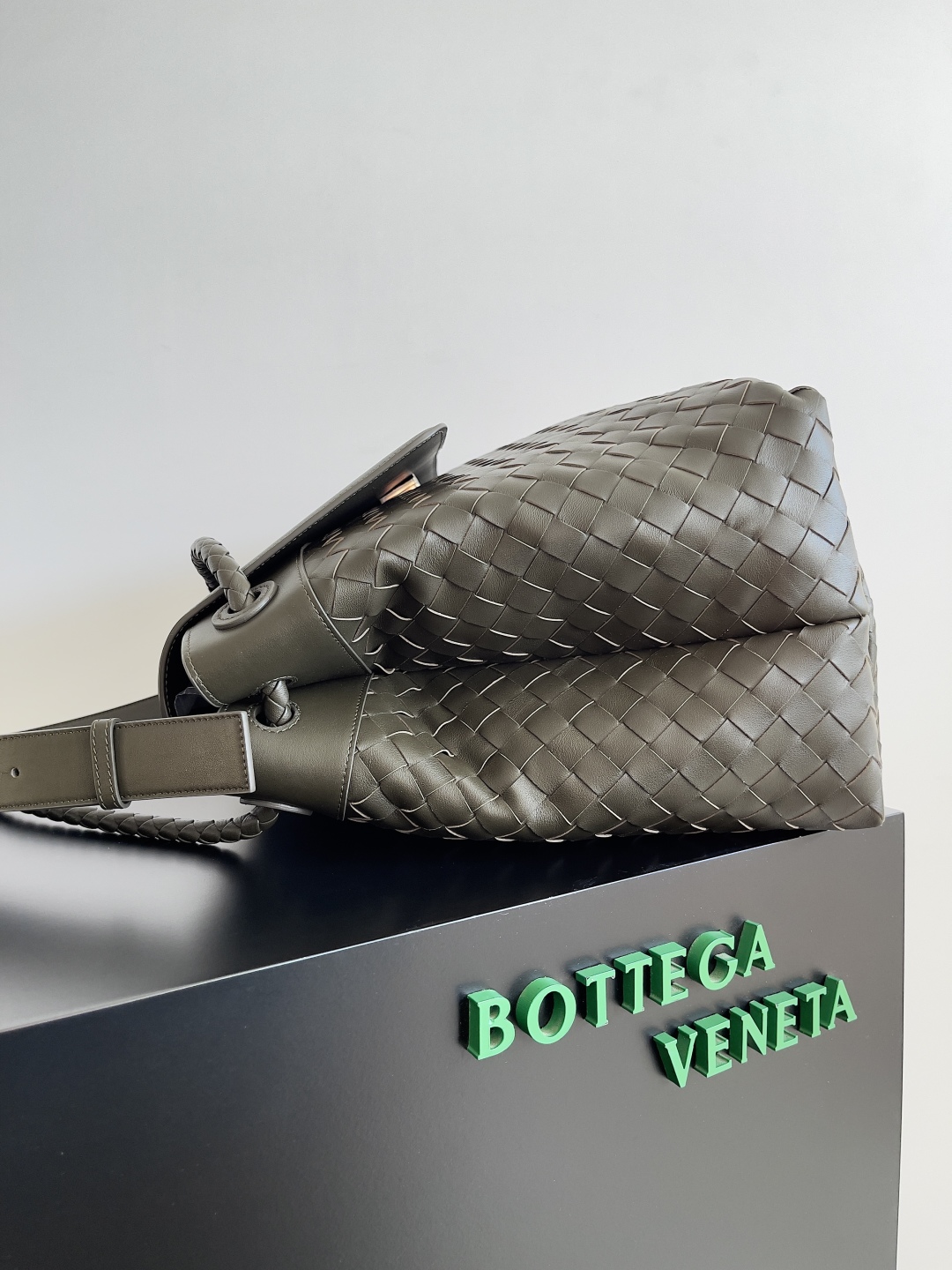Bagsaaa B0tt*ga Ven*ta Large Andiamo Messenger 805969 Kaki - 43cm