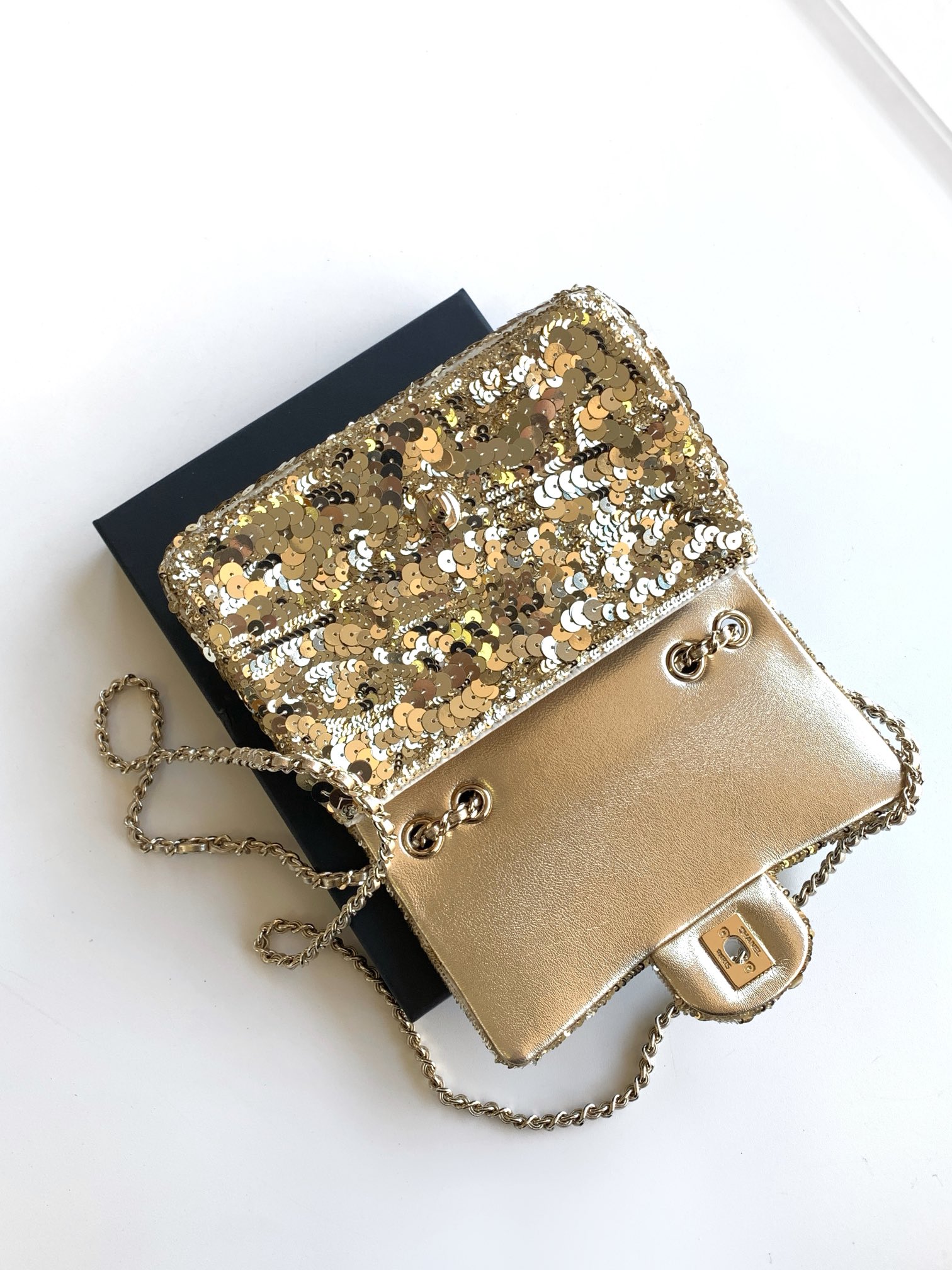 Bagsaaa Ch**el Flap BagSequins & Gold-Tone Metal AS4561 - 14 × 21 × 8 cm